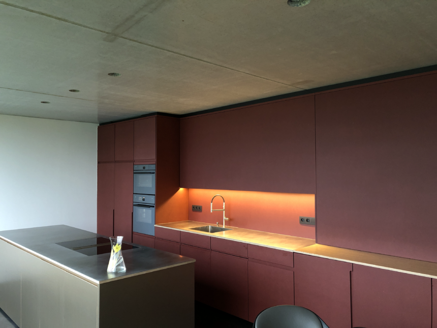 Moderne keuken in twee kleuren plaatmateriaal
